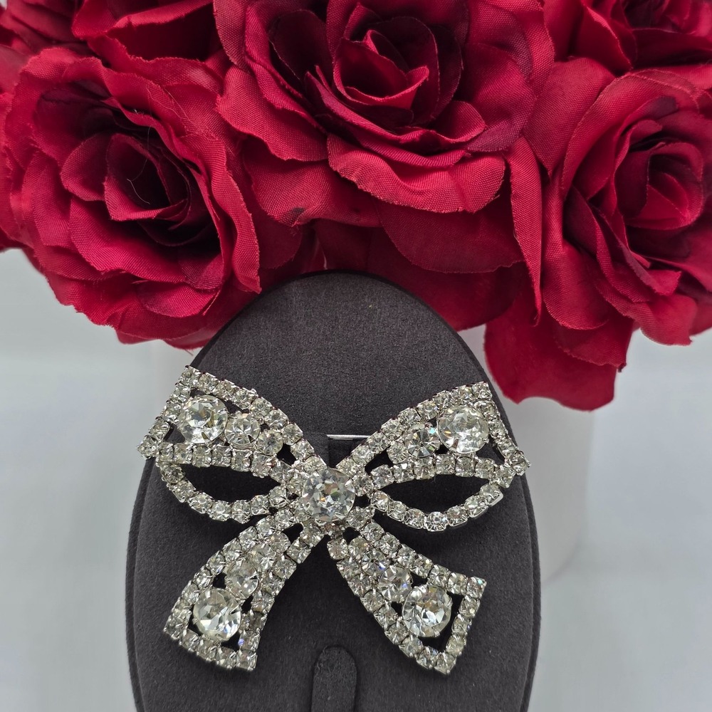 Weiss Crystal Bow Brooch Pin Rhinestone Sparkling Silver Tone Festive Coquette